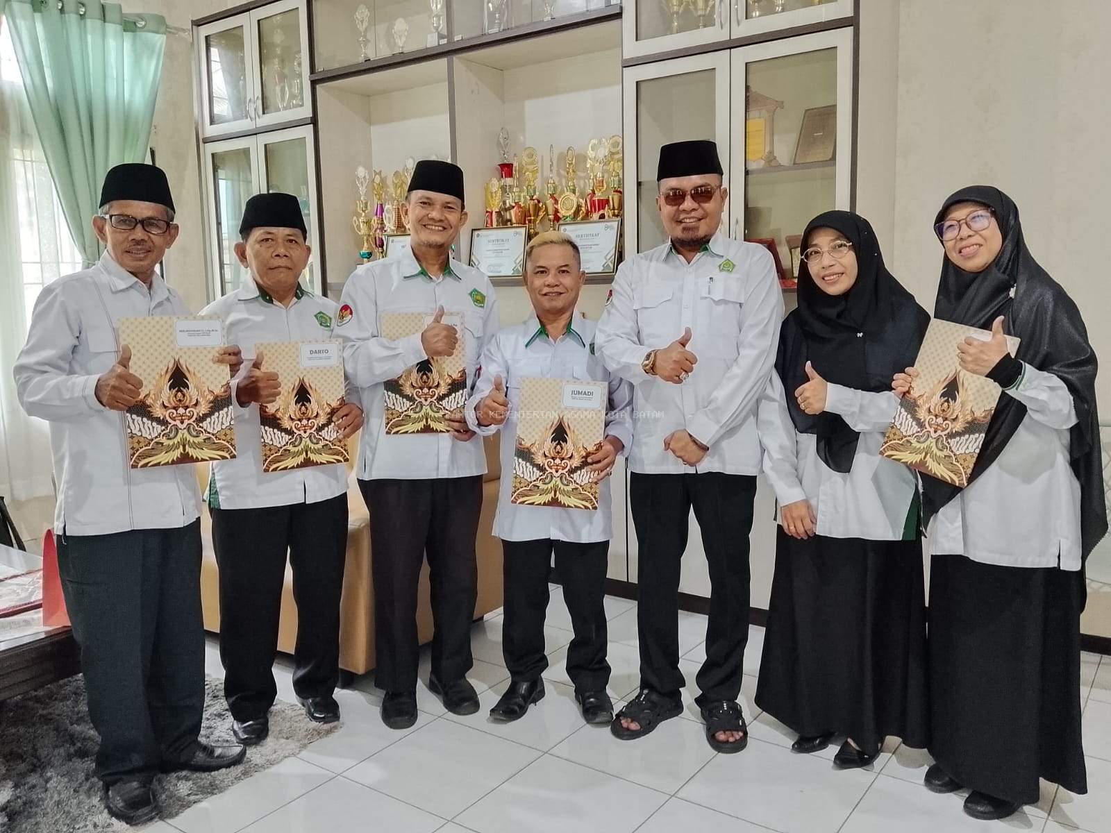 Haru dan Khidmat, Kasubbag TU Kemenag Batam Lepas Lima Pegawai Purna Tugas