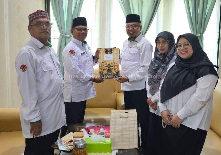 Plh Kepala Kemenag Batam Serahkan SK Pensiun dan Pemutusan Perjanjian Kerja PPPK